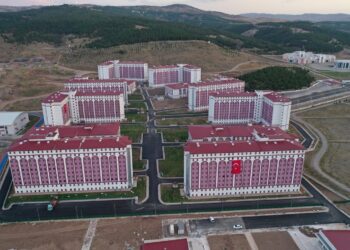 Onlarca üniversite öğrencisi gıda zehirlenmesi şüphesiyle hastaneye kaldırıldı