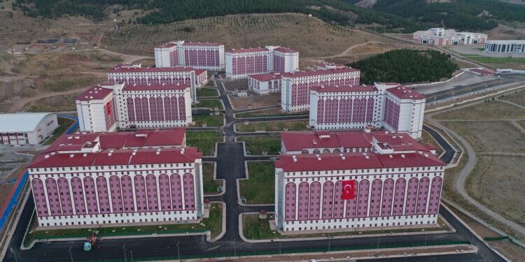 Onlarca üniversite öğrencisi gıda zehirlenmesi şüphesiyle hastaneye kaldırıldı