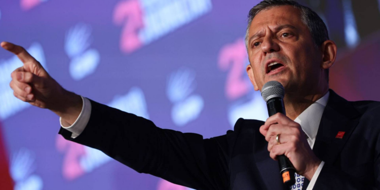 Özel için gereken neyse yapmamak, bu siyasetsizlik ve hukuksuzluk düzenine arka çıkmak anlamına gelir