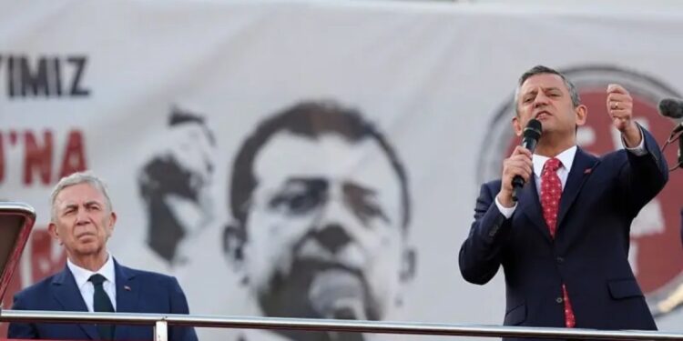 Özel ve AKP'liler arasında 'cunta' tartışması