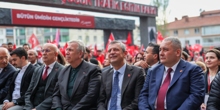 Özgür Özel: Mahkemede Ümit Özdağ'ın yanına oturacağız