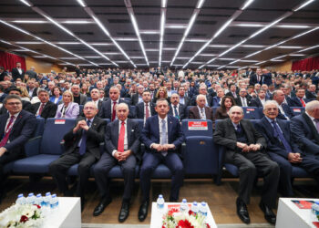 Özgür Özel yeniden CHP Genel Başkanı seçildi