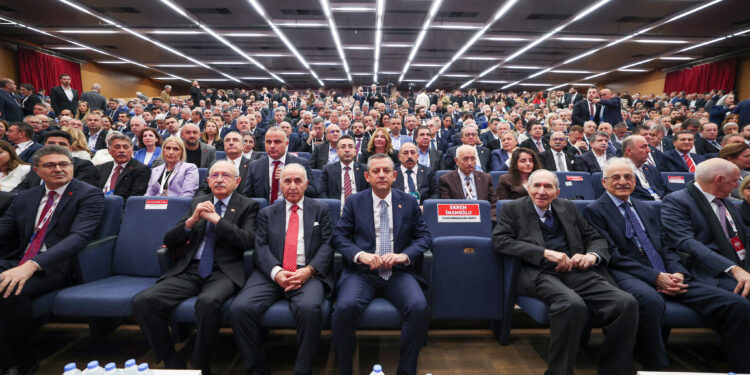 Özgür Özel yeniden CHP Genel Başkanı seçildi