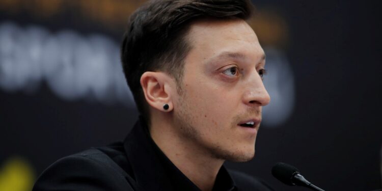 Özil'in değişimi: Pasaport yırtmaktan millilik savunuculuğuna!