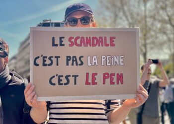 Paris'te Meydanı Karıştıran Gösteri