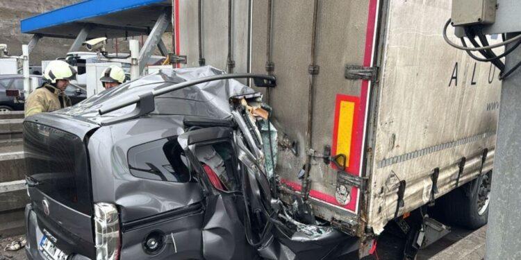 Pendik Gişelerinde Bir Facia Daha: Otomobil, Tırın Altına Girdi! Sürücü Hayatını Kaybetti