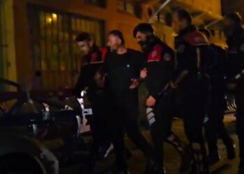 Polis, kendisini terk eden kadınla görüştürecekleri üzerine "adam sözü" verdi, vatandaş intihardan vazgeçti