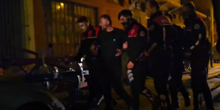 Polis, kendisini terk eden kadınla görüştürecekleri üzerine "adam sözü" verdi, vatandaş intihardan vazgeçti