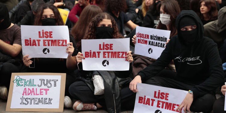 Protestolar sonuç verdi: Liselerde öğretmen atamaları durduruldu