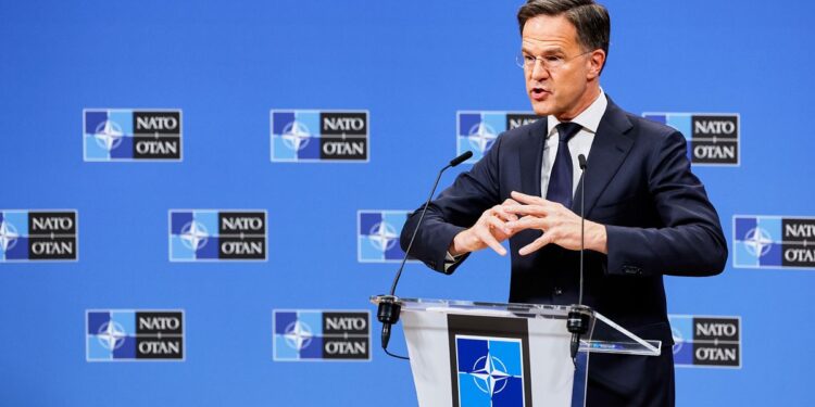 Rutte, NATO'nun Çin'in silahlanması konusunda 'saf' olamayacağını belirtti