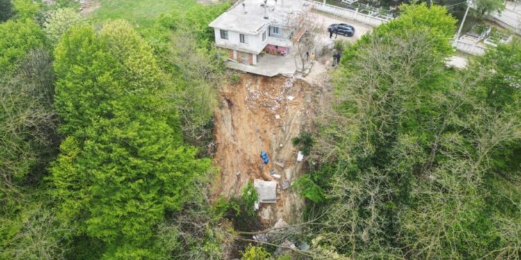 Sakarya'da Korkunç Olay: Duyduğu Gürültüyle Evden Çıktı, Hayatının Şokunu Yaşadı