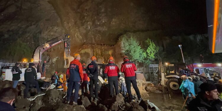 Samsun'da 3 kişinin öldüğü heyelan faciasında akaryakıt istasyonu müdürü gözaltına alındı