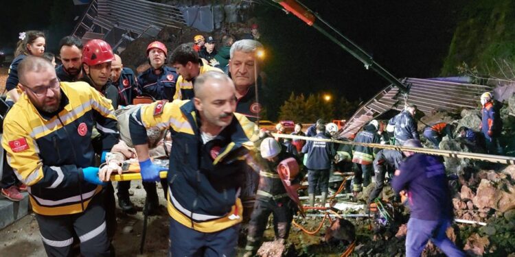 Samsun'da Heyelan: Toprak Altında Kalanlar Var