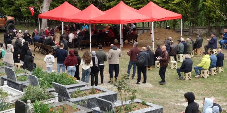 Sevenleri, Volkan Konak'ın mezarına akın etti