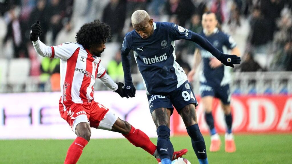 Sivasspor ile Fenerbahçe Karşı Karşıya: Üçüncü Gol Geldi