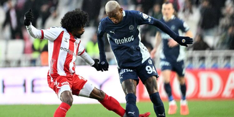 Sivasspor ile Fenerbahçe Karşı Karşıya: Üçüncü Gol Geldi