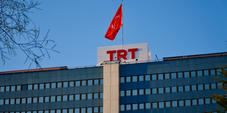 Sosyal medyada TRT'yi eleştiren TRT çalışanı işten çıkarıldı