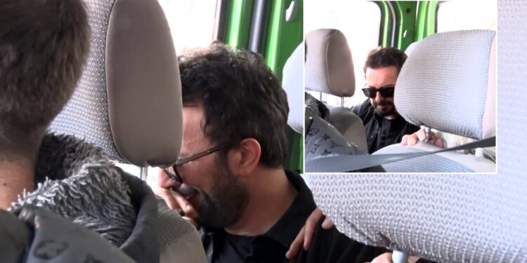 Tarkan gözyaşlarını tutamadı