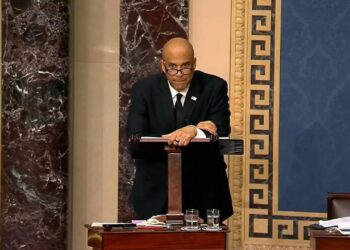 Trump'ı Protesto Etmek İçin Kürsüde 25 Saat Konuştu, Rekor Kırdı