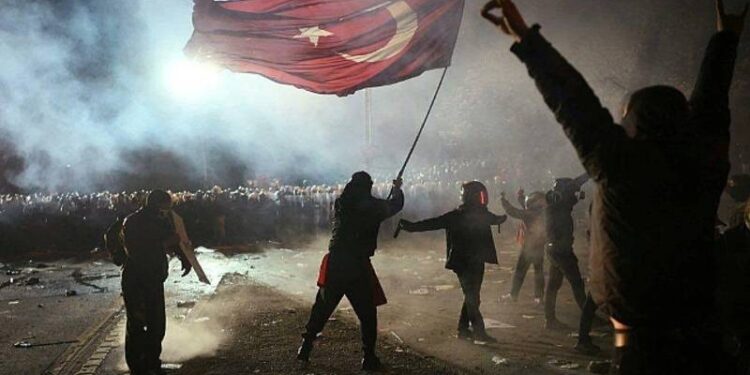 Türk bayrağı açmam delil olarak gösteriliyor!