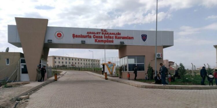Tutsak yakınlarına çıplak arama Adalet Bakanlığı’na soruldu