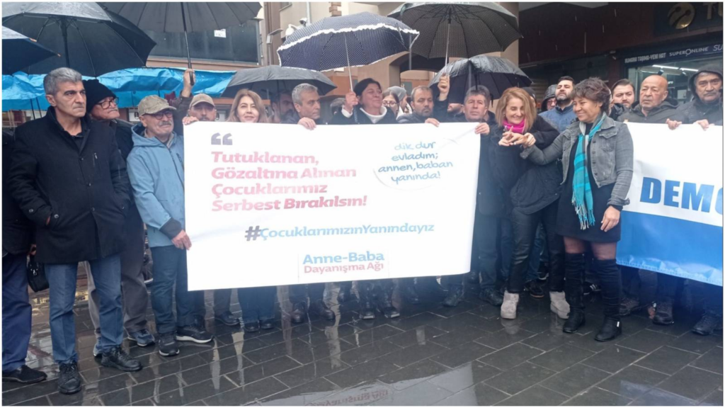 Tutuklu öğrencinin annesi 'halkı kin ve düşmanlığa tahrik' suçlamasıyla gözaltına alındı