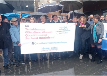 Tutuklu öğrencinin annesi 'halkı kin ve düşmanlığa tahrik' suçlamasıyla gözaltına alındı