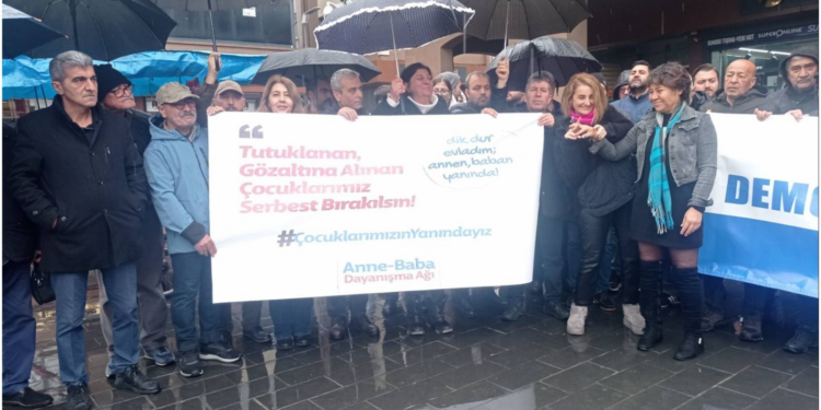 Tutuklu öğrencinin annesi 'halkı kin ve düşmanlığa tahrik' suçlamasıyla gözaltına alındı