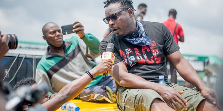 Ülke Birbirine Girmişti... Hükümet Karşıtı Şarkıya Yayın Yasağı