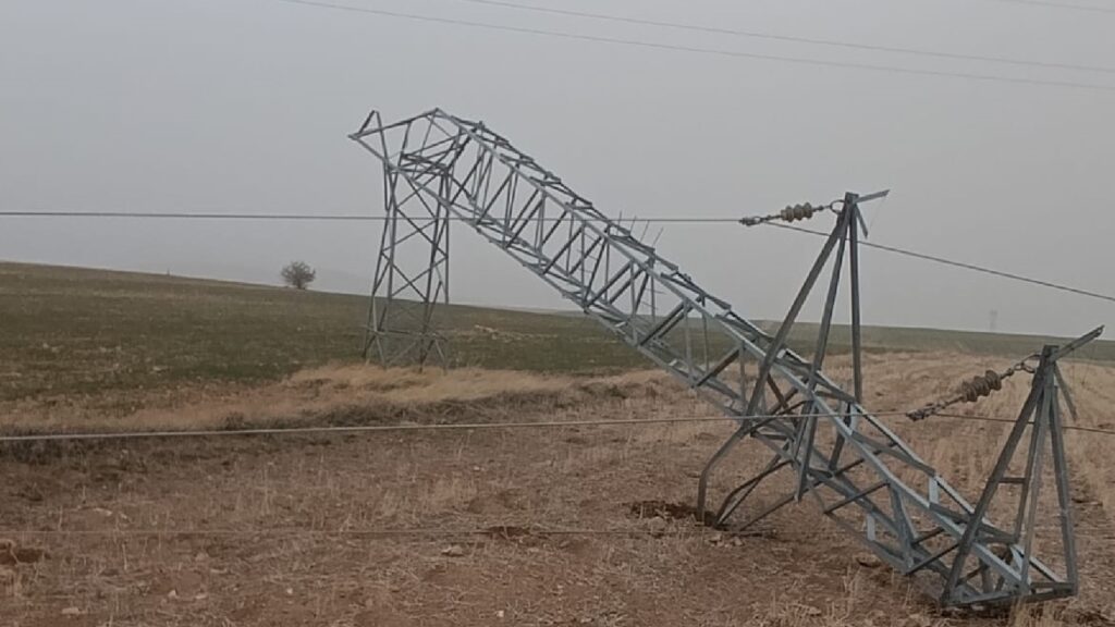 Van, Hakkari ve Muş'ta fırtına elektrik direklerini devirdi