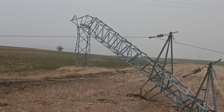 Van, Hakkari ve Muş'ta fırtına elektrik direklerini devirdi