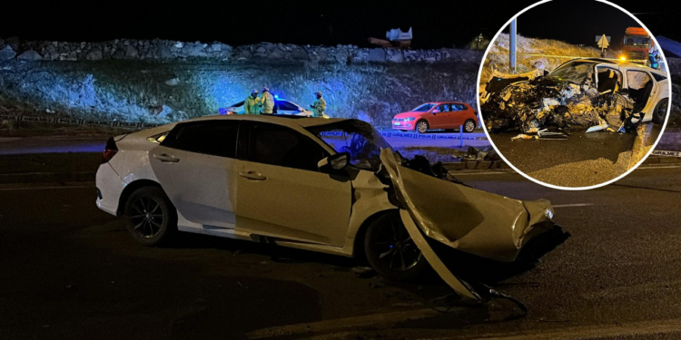 Van'da Can Pazarı: Otomobil Tabela Direğine Çarptı, 3 Ölü