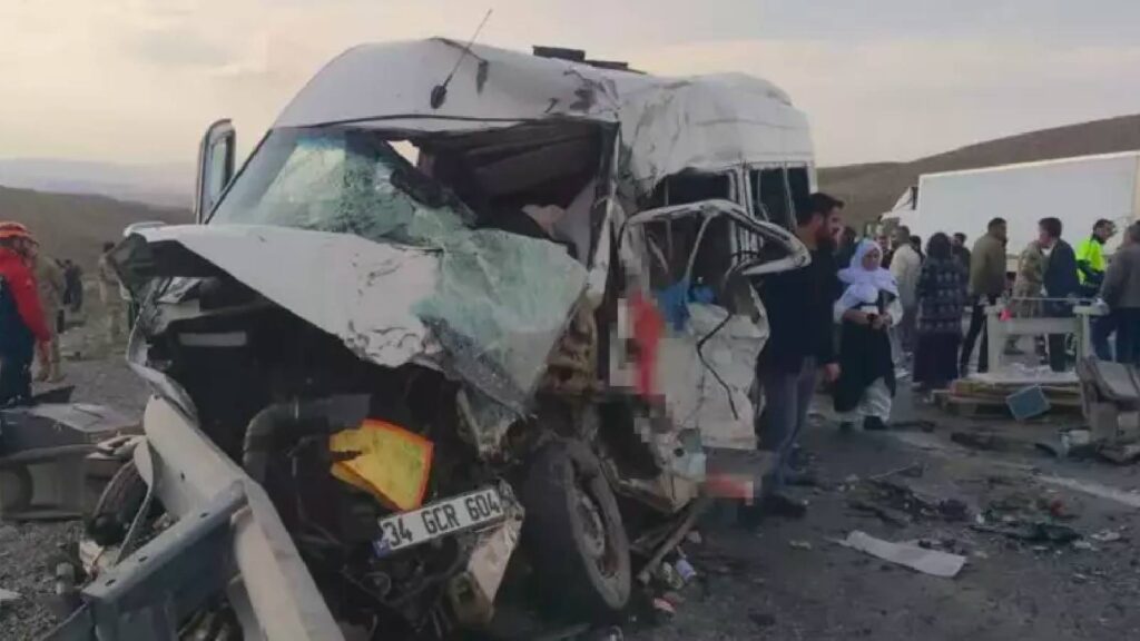 Van'da minibüsle kamyonetin çarpıştığı kazada 6 kişi öldü, 13 kişi yaralandı