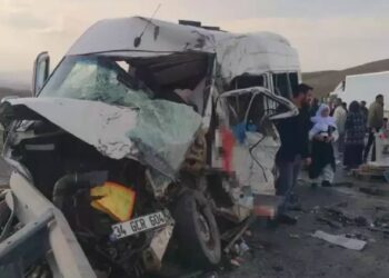 Van'da minibüsle kamyonetin çarpıştığı kazada 6 kişi öldü, 13 kişi yaralandı