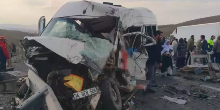 Van'da minibüsle kamyonetin çarpıştığı kazada 6 kişi öldü, 13 kişi yaralandı