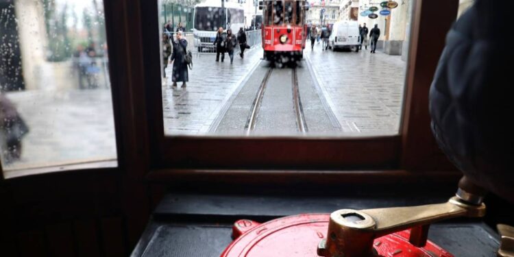 Volkan Konak'a Vefa: Nostaljik Tramvayda Şarkılarıyla Anılıyor