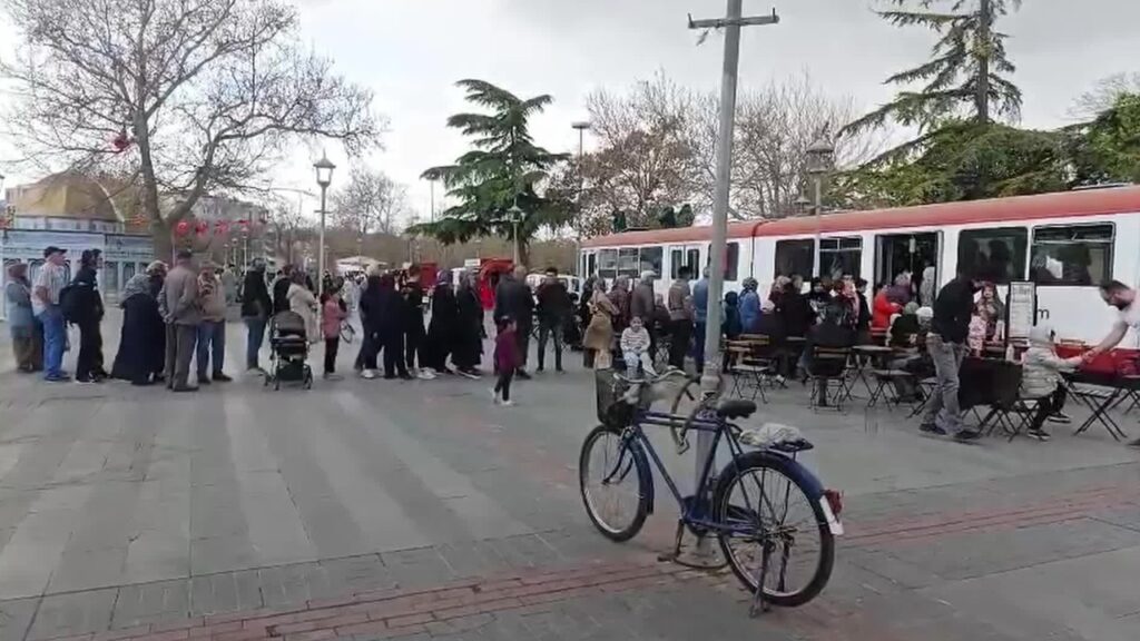 Yağmur Altında Upuzun Kuyruk! Ucuz Simit ve Çay İçin Saatlerce Beklediler