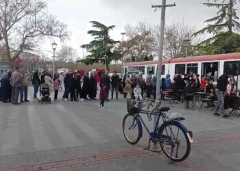 Yağmur Altında Upuzun Kuyruk! Ucuz Simit ve Çay İçin Saatlerce Beklediler
