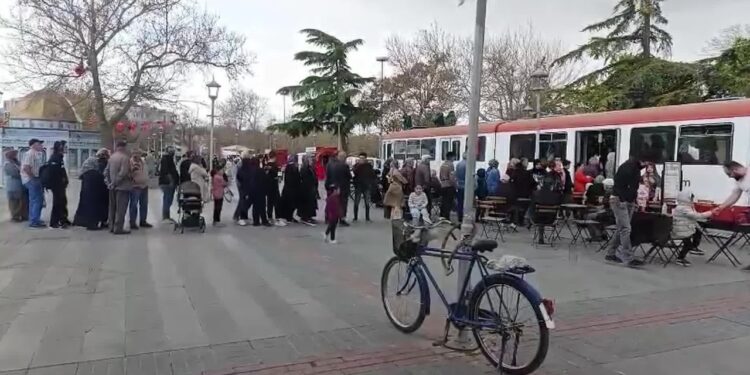 Yağmur Altında Upuzun Kuyruk! Ucuz Simit ve Çay İçin Saatlerce Beklediler