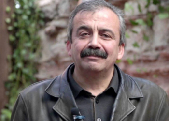 Yaşarken heykelini yontanlardandır Sırrı Süreyya