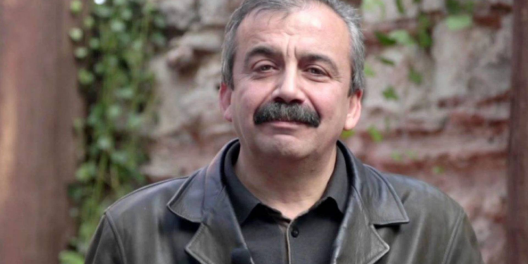 Yaşarken heykelini yontanlardandır Sırrı Süreyya