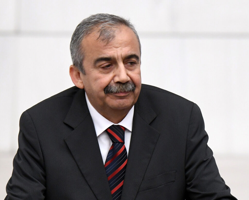 Yeğeninin elini tutmaya çalıştı