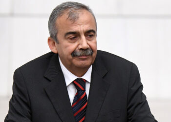 Yeğeninin elini tutmaya çalıştı