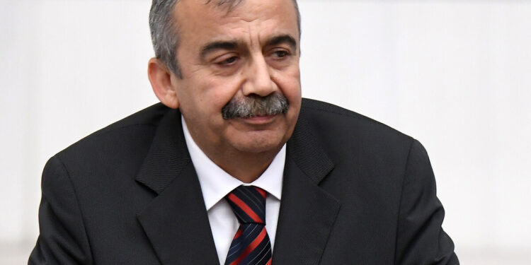 Yeğeninin elini tutmaya çalıştı