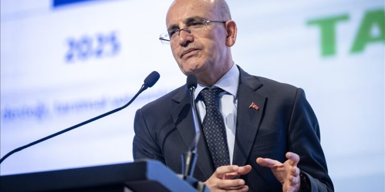 Yeni Şafak eleştirdi, Mehmet Şimşek ekonomik programı savundu:  “Eleştirenler ya bizi duymuyor ya da kötü niyetli”