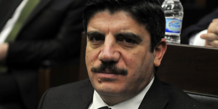 Yeni Şafak yazarından 'yazılarına veda eden' Nuray Mert'e destek: Yargı cinayetleri ile kaşı karşıyayız