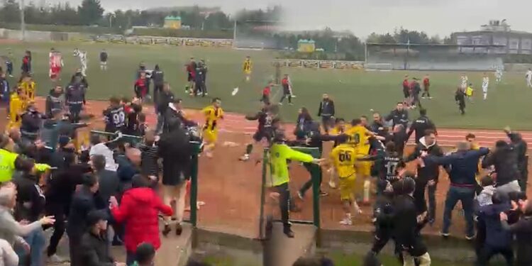 Yeşil Saha Boks Ringine Döndü! Bitiş Düdüğünün Ardından Yumruklar Konuştu