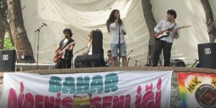 Bahar Şenliği’nde şarkı söyleyen Cem Akarsu tutuklandı