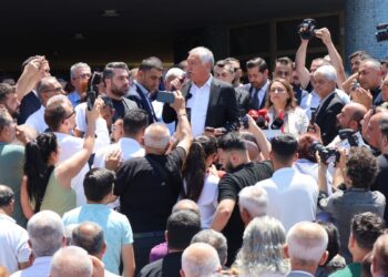 CHP’den Seyhan Belediyesi önünde gözaltılara  tepki