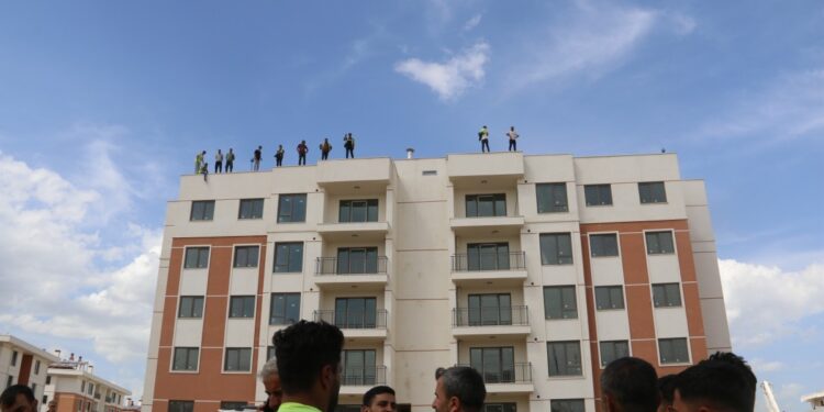 Semsûr’da maaşlarını alamayan işçilerden eylem